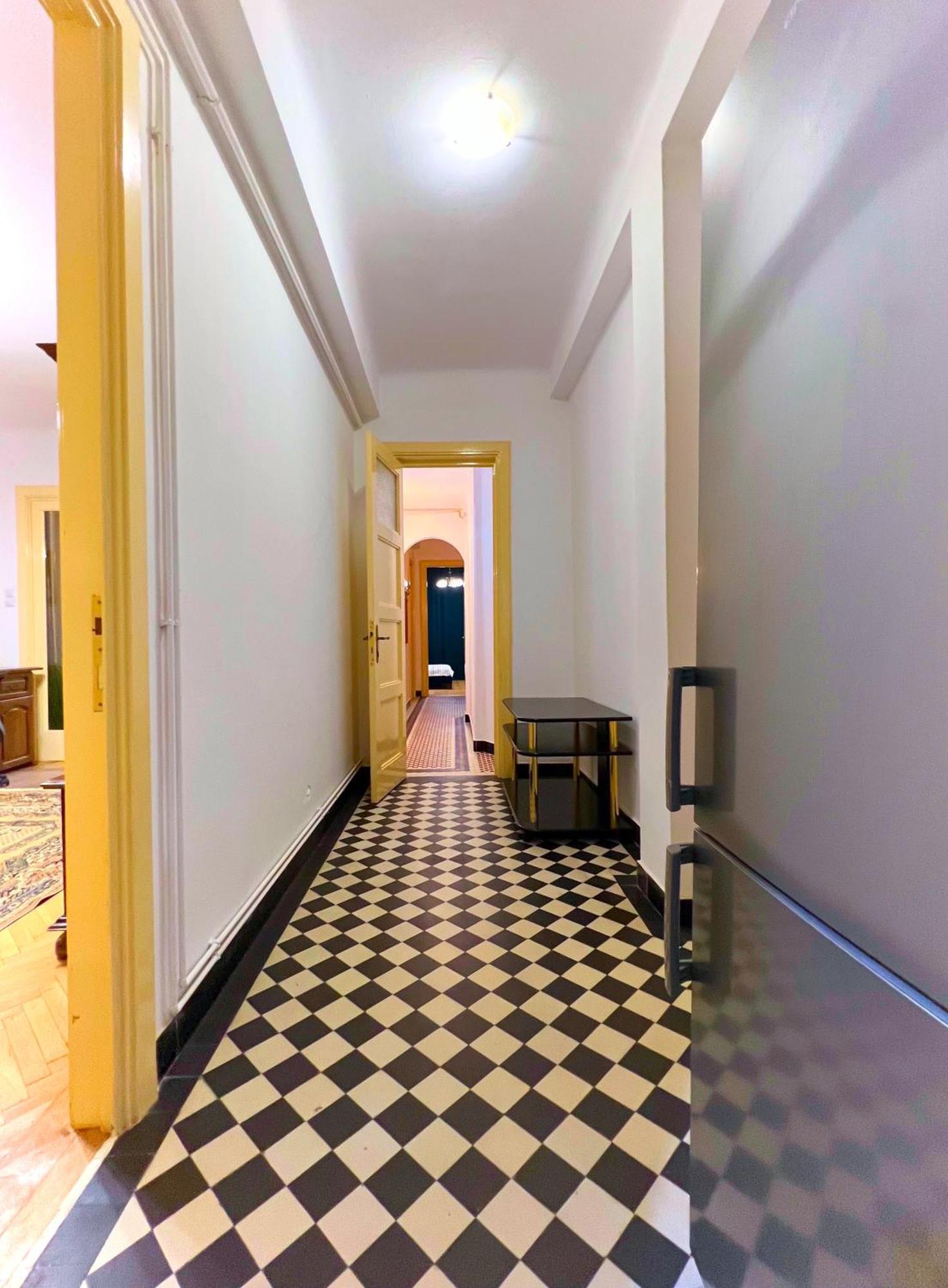 Ultracentral 4 - Old Center -120 Square Meters - דירה